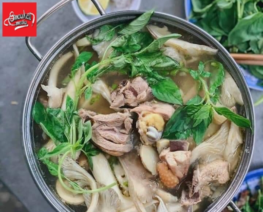 LẨU GÀ LÁ É TRUNG